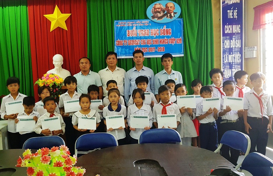 100 suất học bổng Grobest Việt Nam đến với học sinh nghèo Long An - 1 Đại diện công ty Grobest Việt Nam trao 20 suất học bổng cho các em học sinh trường tiểu học Tân Tập 1