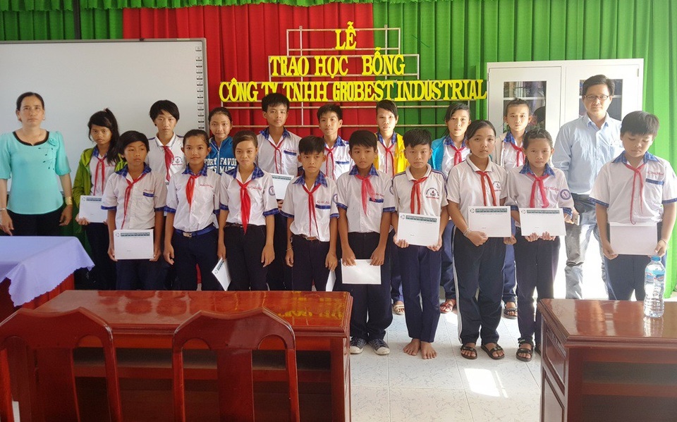 100 suất học bổng Grobest Việt Nam đến với học sinh nghèo Long An - 2 Cac em học sinh trường THCS Thanh Vĩnh Đông nhận học bổng của công ty Grobest Việt Nam