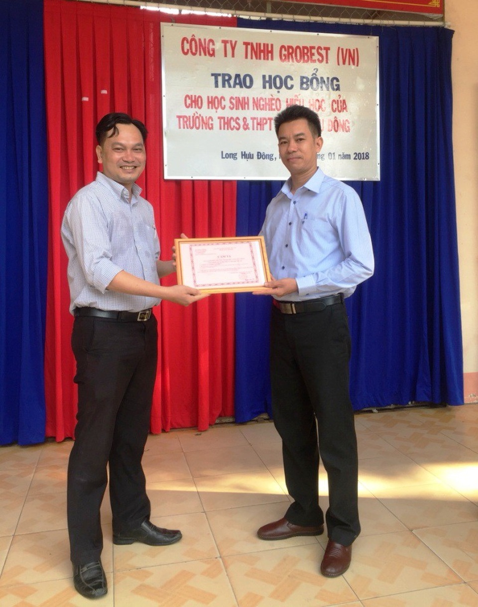 100 suất học bổng Grobest Việt Nam đến với học sinh nghèo Long An - 4 Thầy Trương Văn Minh thay mặt cho ban lãnh đạoTrường THCS&THPT Long Hựu Đông chân thành cảm ơn tấm lòng vàng của công ty Grobest Việt Nam