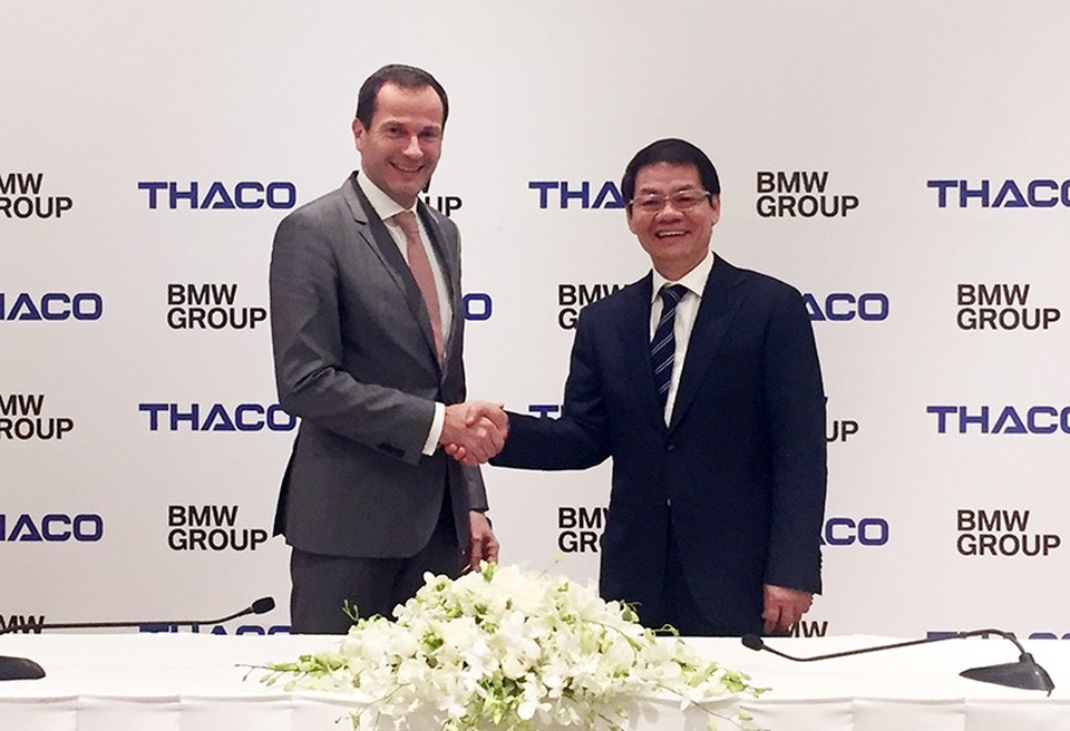 BMW sẽ thu hồi 600 xe bị "giam" tại cảng Việt Nam - 1 BMW Group chính thức chuyển giao quyền kinh doanh tại Việt Nam cho đại diện tập đoàn Trường Hải.