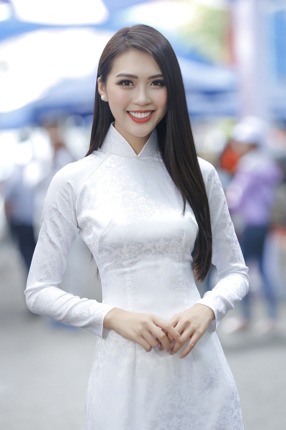 Nóng bỏng chụp bikini, Tường Linh được dự đoán vào Top 5 Miss Intercontinental - 6 Tường Linh cũng đã giới thiệu với bạn bè quốc tế clip ngắn giới thiệu về quê hương Việt Nam. Xuất hiện trong đoạn clip với bộ áo dài trắng đơn giản nhưng nền nã và dịu dàng, Tường Linh đã sử dụng tiếng Anh thuần thục để trò chuyện với khán giả. Cô dõng dạc giới thiệu mình là Hoa hậu Liên lục địa Việt Nam 2017. Ảnh: Trí Bùi.