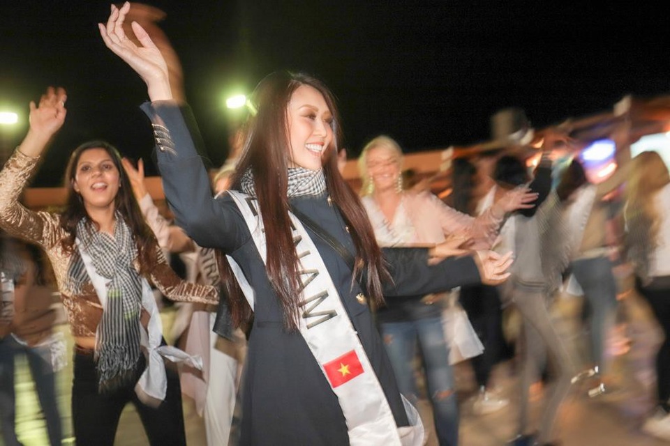 Tường Linh rất hào hứng hòa vào đám đông các thí sinh, cùng nhảy múa vui vẻ trên nền nhạc truyền thống xứ Ả Rập. Sau nhiều ngày tham gia các hoạt động liên tục, hôm nay các người đẹp mới có một buổi thư giãn thoải mái, vì vậy các cô đã rất hào hứng tham gia.