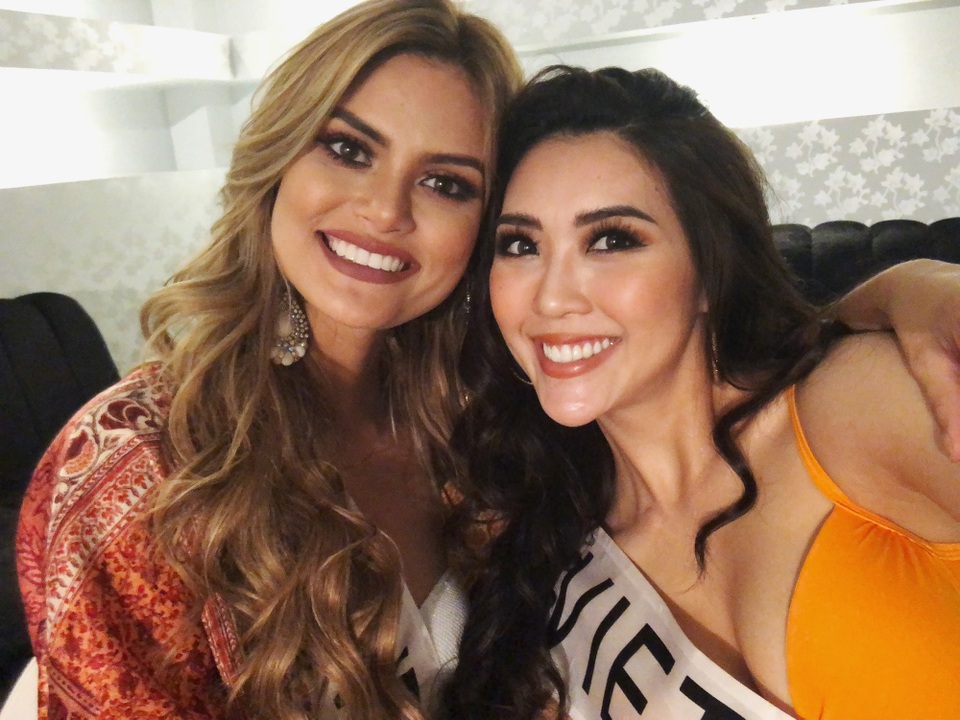 Nóng bỏng chụp bikini, Tường Linh được dự đoán vào Top 5 Miss Intercontinental - 12 Tường Linh khá thân thiết với đại diện Venezuela và Thái Lan - cũng là những nhan sắc được đánh giá khá cao tại cuộc thi năm nay. Tranh thủ thời gian rảnh rỗi, Tường Linh luôn dành ra khoảnh khắc cùng trò chuyện, chia sẻ và chụp lại những bức ảnh lưu giữ kỷ niệm cùng thí sinh các nước bạn.
