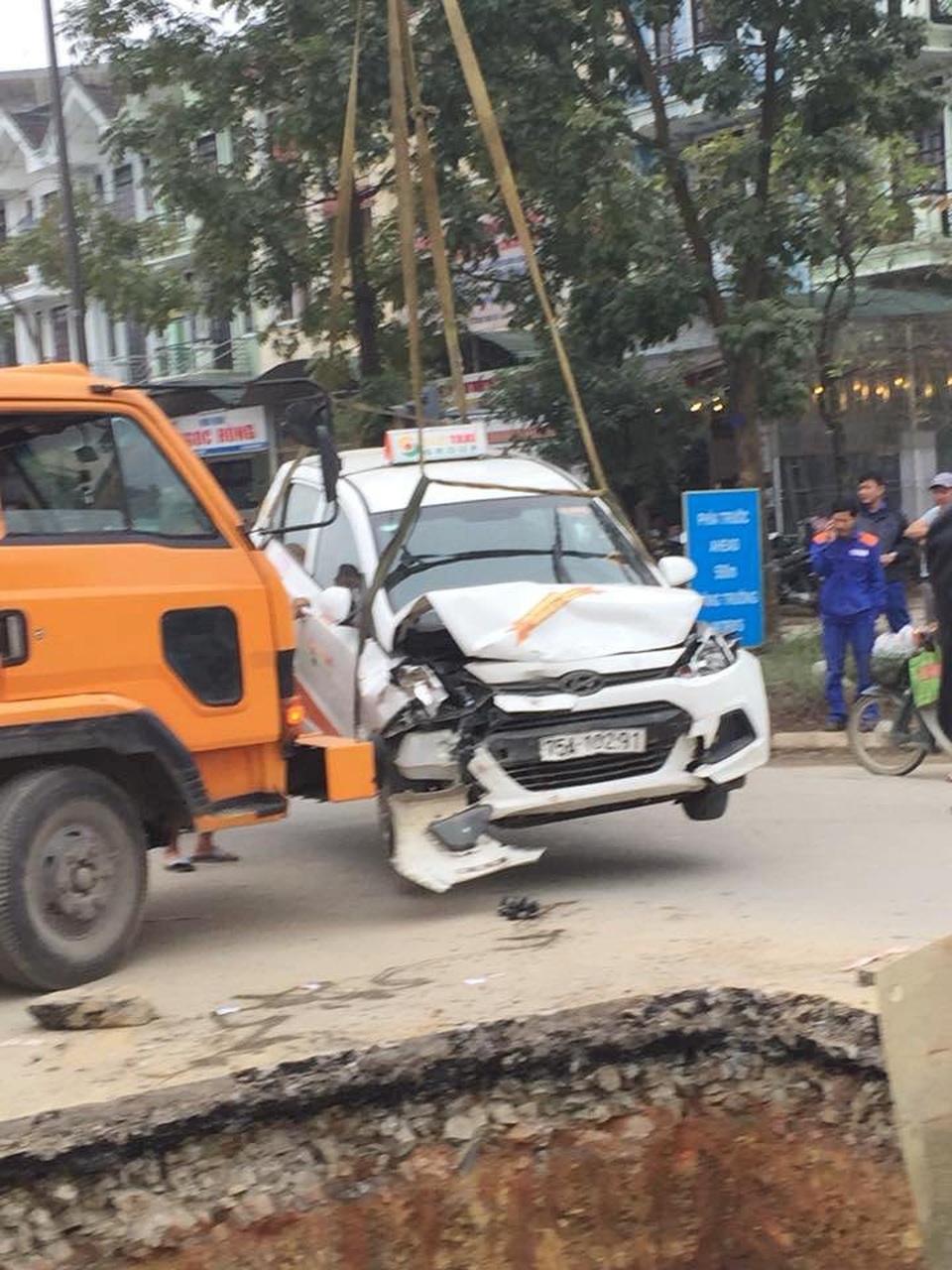Giải cứu xe taxi lao xuống hố công trình - 4 Đầu taxi vỡ nát nhiều chỗ