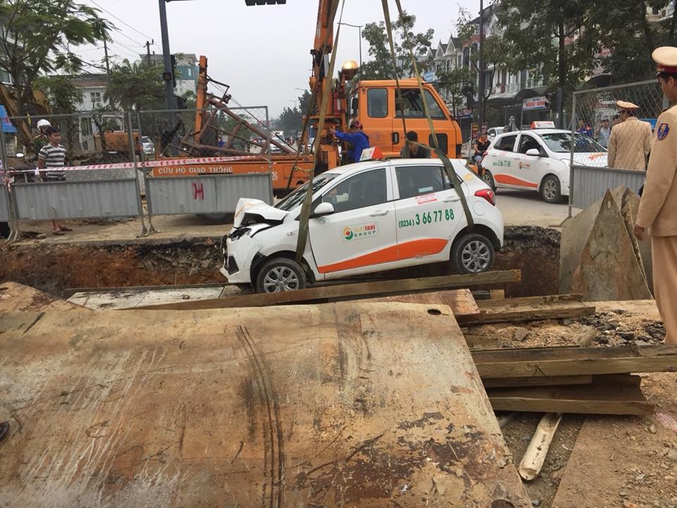Giải cứu xe taxi lao xuống hố công trình - 2 Tiến hành cẩu taxi lên
