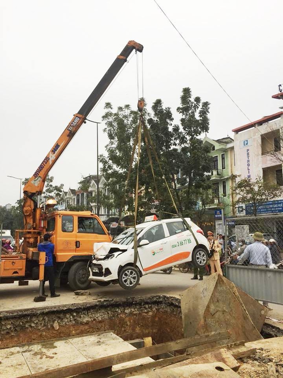 Giải cứu xe taxi lao xuống hố công trình - 3 Giải cứu xe taxi lao xuống hố công trình - 3