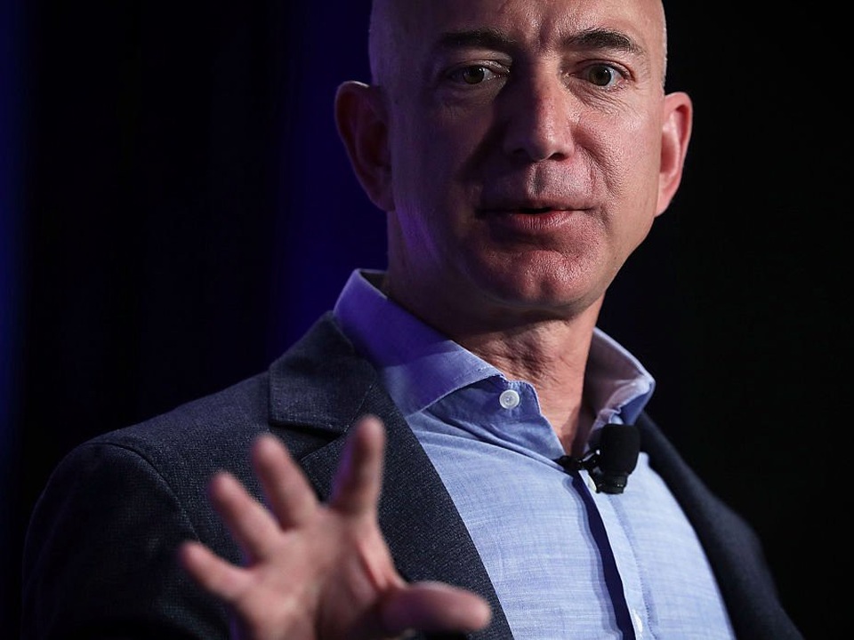Theo Business Insider, Jeff Bezos là một người rất chú trọng tới việc ngủ đủ giấc. Ông thường tự dậy đúng giờ vào mỗi buổi sáng mà không cần tới sự trợ giúp của đồng hồ báo thức. (Ảnh: Getty)