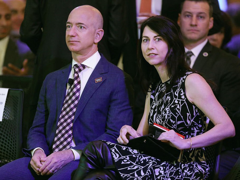 Tỷ phú Bezos bắt đầu ngày mới bằng việc ăn một bữa sáng lành mạnh với người vợ của mình - tiểu thuyết gia MacKenzie Bezos. (Ảnh: Getty)