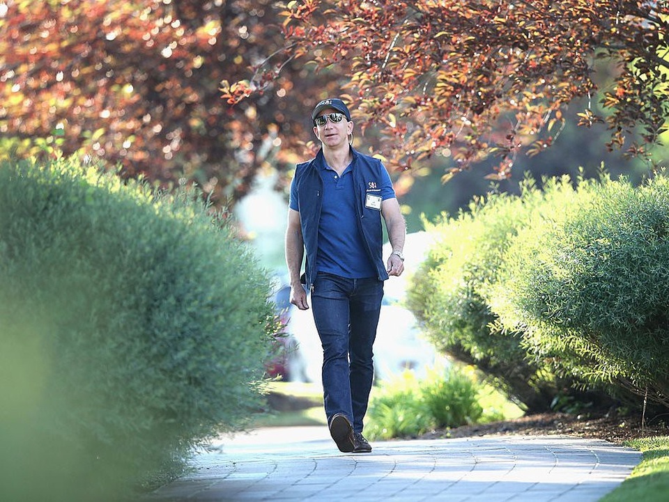 Một trong những quy tắc nổi tiếng của nhà sáng lập đế chế Amazon hùng mạnh là “quy tắc hai chiếc pizza”. Là người chỉ tổ chức họp khi cần thiết và luôn chia nhỏ thành các nhóm để đảm bảo hiệu quả, Jeff Bezos từng nói “không bao giờ có cuộc họp mà hai chiếc pizza không đủ để cả nhóm ăn”. (Ảnh: Getty)