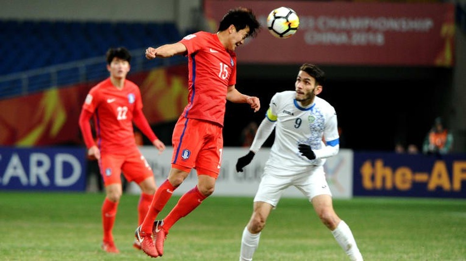 Thắng Hàn Quốc 4-1, U23 Uzbekistan gặp U23 Việt Nam ở chung kết - 1
U23 Hàn Quốc (đỏ) vỡ trận kể từ khi bị đuổi 1 người