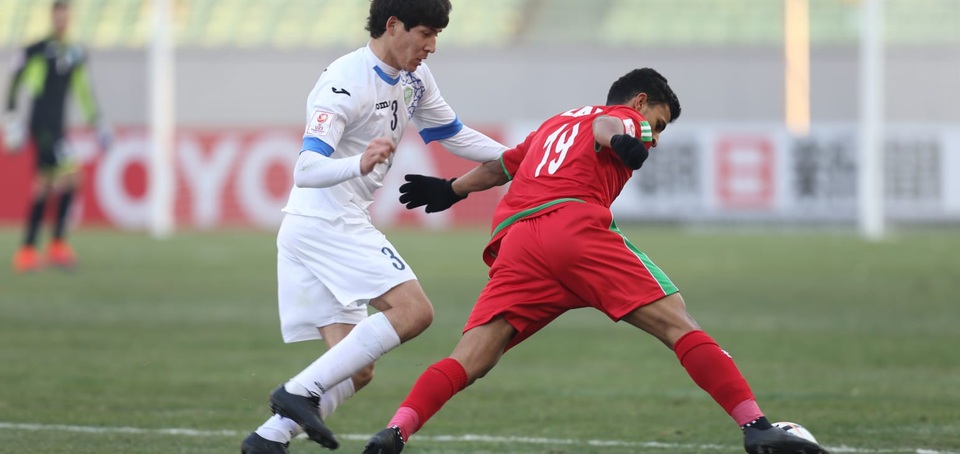 Thua Qatar, U23 Trung Quốc bị loại ngay từ vòng bảng giải U23 châu Á - 2 U23 Uzbekistan (áo trắng) giành vé thứ 2 của bảng A vào tứ kết, sau trận thắng 1-0 trước Oman