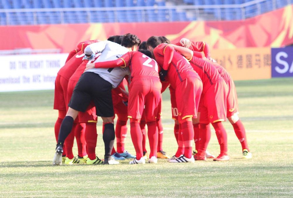 U23 Việt Nam 1-0 U23 Australia: Quang Hải mang về chiến thắng - 5
Cầu thủ U23 Việt Nam quyết tâm trước trận đấu