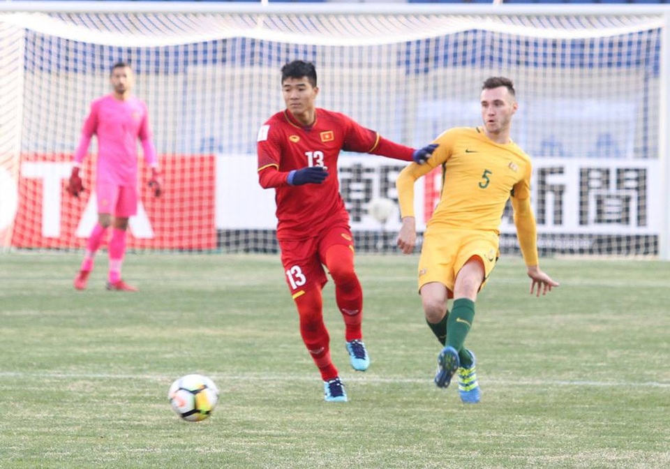 U23 Việt Nam 1-0 U23 Australia: Quang Hải mang về chiến thắng - 4
Đức Chinh đeo bám cầu thủ U23 Australia