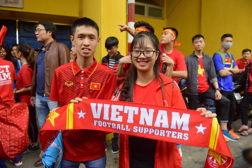 Thắng Qatar trên loạt luân lưu, U23 Việt Nam vào chung kết giải U23 châu Á - 21
Bạn Lê Phương Thuý sinh viên Đại học Bách Khoa Hà Nội đến sân Hàng Đẫy sớm để cổ vũ cho U23 Việt Nam