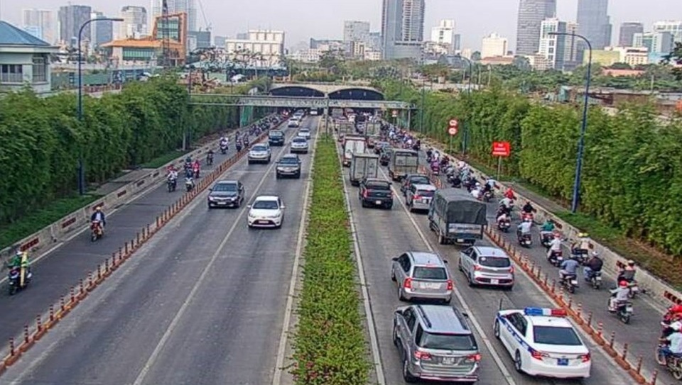 3 ô tô va chạm trong hầm Thủ Thiêm - 3 Giao thông bị ùn ứ từ hướng quận 2 sang quận 1