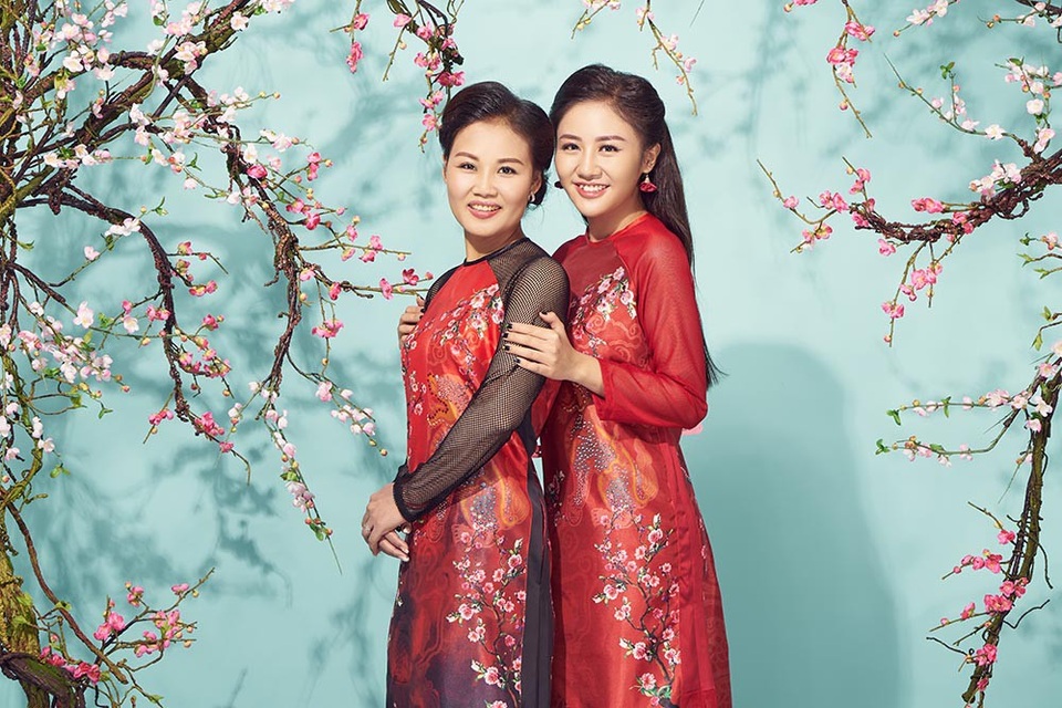 Mẹ Văn Mai Hương trẻ trung nên hai mẹ con chụp ảnh cùng không thấy sự chênh lệch tuổi quá nhiều.