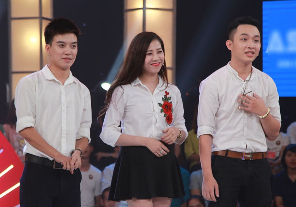 Trấn Thành: “Những người đàn ông hoàn toàn có thể đến với nhau” - 1 Nam thí sinh Văn Tân (ngoài cùng bên trái) đến từ Hà Nội dự thi cùng người yêu cũ là Bích Ngọc. Bất ngờ hơn, cô nàng lại rủ người yêu mới của mình là Đào Xuân Bách đi thi chung.