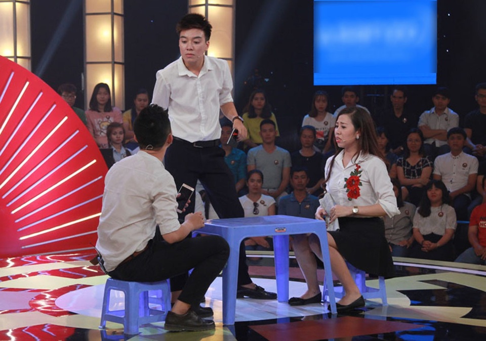 Trấn Thành: “Những người đàn ông hoàn toàn có thể đến với nhau” - 3 Ở vòng đầu tiên, Văn Tân vào vai một phục vụ bàn ngổ ngáo, quát nạt khách hàng. Kịch tính hơn, trong phần thi này khi cô gái nổi giận vì cho rằng người yêu đi ra ngoài lăng nhăng nên đã tát anh chàng theo kịch bản. Thế nhưng Văn Tân – người yêu cũ cũng ùa vào tát anh “người yêu mới” với vẻ mặt “hả hê” khiến Trấn Thành bật cười. Giành được chiến thắng 2 triệu đầu tiên.