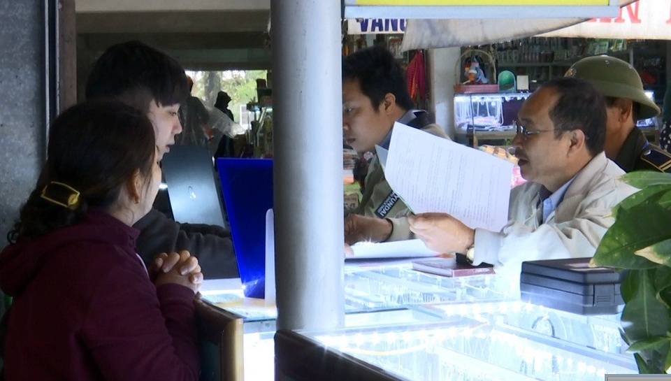 Quảng Trị: Phát hiện mẫu vàng không đảm bảo hàm lượng quy định - 1 Lực lượng chức năng kiểm tra các cửa hàng kinh doanh vàng