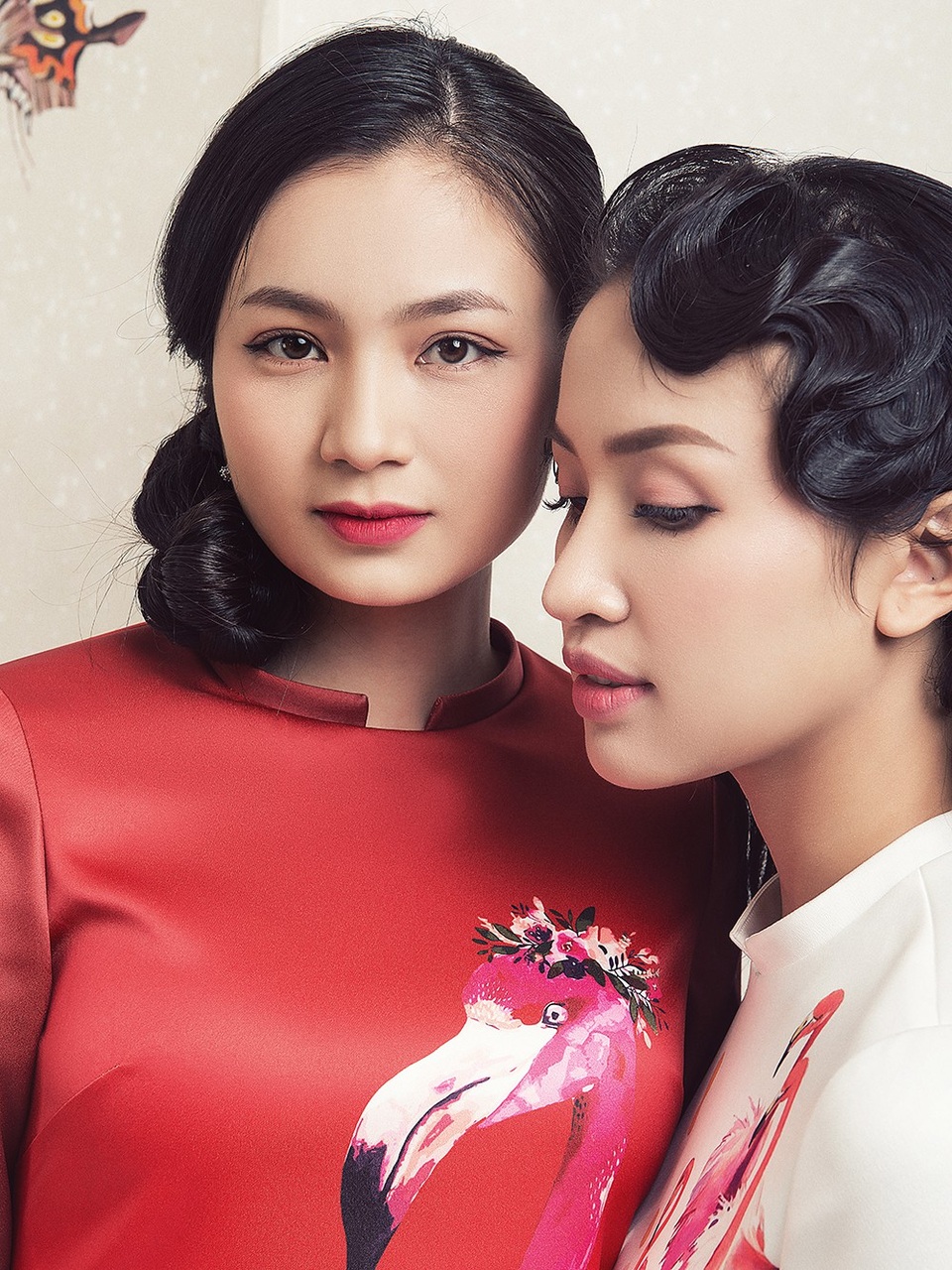 Vân Hugo: “Hạnh phúc đến muộn màng thì tôi vẫn chờ đợi” - 7 Khi được hỏi có cảm thấy tủi thân bởi những người bạn thân cùng sinh năm 1985 như Diệu Hương, Minh Hương, Lã Thanh Huyền đều có cuộc sống hôn nhân hạnh phúc, còn mình lại gặp nhiều sóng gió, Vân Hugo cười nói: Tôi luôn quan niệm, mỗi người sinh ra đều có một số phận. Tôi vẫn tin mình sẽ được hạnh phúc. Dù hạnh phúc đó đến muộn màng thì tôi vẫn chờ đợi.