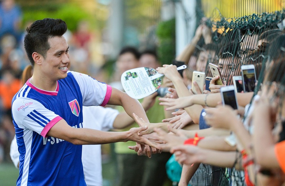 “Cậu ấm Phan Thị” cùng dàn sao dự đoán tỉ số trận đấu Việt Nam gặp Qatar - 4 Nếu U23 Việt Nam chiến thắng, như đã hứa 2 cha con “Phan Thị” sẽ mời các em U23 một bữa tiệc ăn mừng tưng bừng”, Việt Anh chia sẻ.