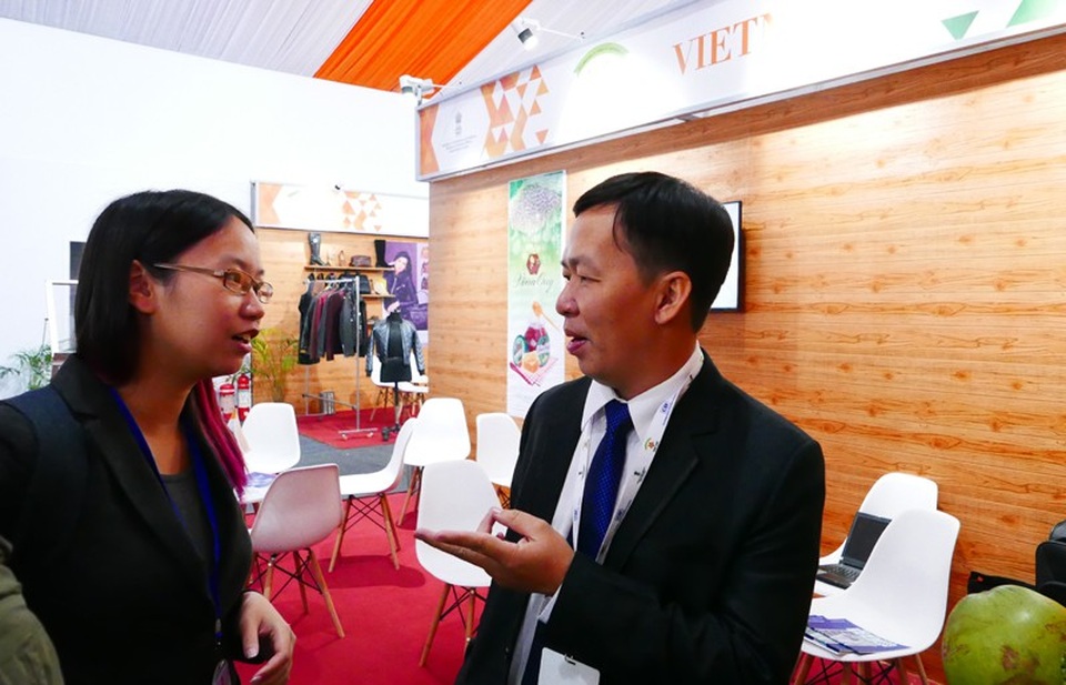 "ASEAN là một đối tác không thể thiếu của Ấn Độ" - 3
Một đại diện doanh nghiệp Việt Nam tham gia triển lãm tại Hội nghị kết nối kinh doanh và đầu tư ASEAN - Ấn Độ trao đổi với một khách tham quan