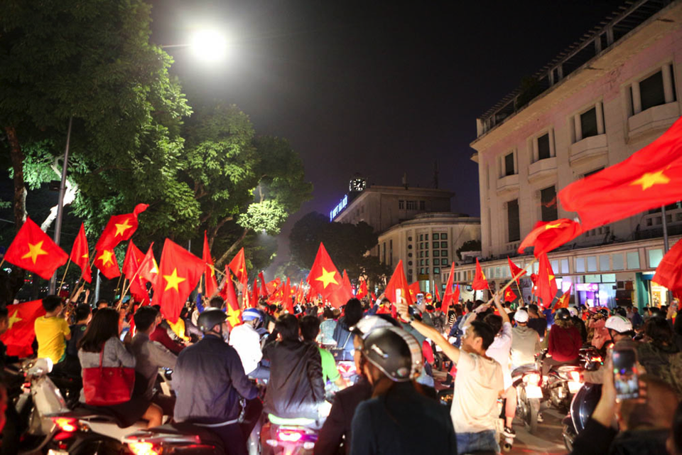 1.001 kiểu ăn mừng "bá đạo" của người hâm mộ Việt Nam - 1
Hà Nội đêm 23/1, một rừng cờ Tổ quốc tung bay ở khu vực Hồ Hoàn Kiếm trong dòng người đang nhích từng chút một để di chuyển.