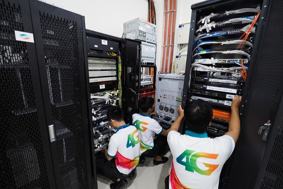 Tập đoàn Viettel đổi tên: Khi tương lai không nằm trên đường kéo dài của quá khứ - 2
Viettel đã nghiên cứu và sản xuất thành công thiết bị 4G, đồng thời đưa vào lắp đặt trong hạ tầng mạng ở Việt Nam cũng như quốc tế