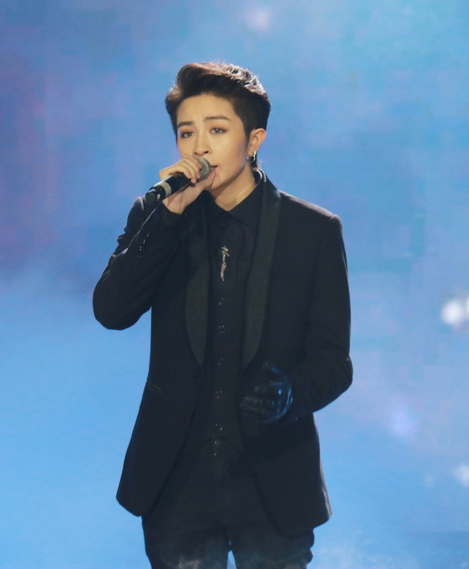 Gil Lê ngoài vai trò MC cũng trình bày 1 tiết mục thu hút trong chương trình