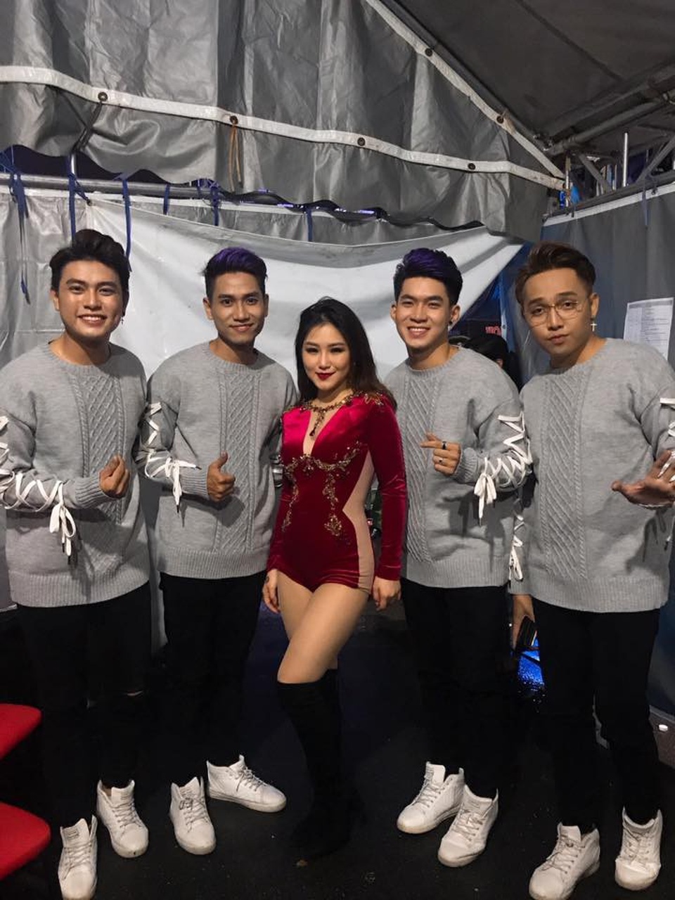 Nhóm nhạc V.Music New tất bật chạy show ngày cuối năm. Nhóm dành lời chúc đến khán giả từ Đà Nẵng khi tham gia chương trình countdown tại đây. Trưởng nhóm Hồ Anh viết: “Happy New Year 2018 chúc mọi người năm mới hạnh phúc và thành công... Show countdown V.Music New tại quê hương Đà Nẵng yêu dấu. Giờ mới xong để up tấm hình... Cám ơn Tổ đã thương các nghệ sĩ dù mưa 2 lần nhưng cuối cùng vẫn tạnh ngay để chương trình hoàn thành tốt đẹp... Chào năm 2018”.