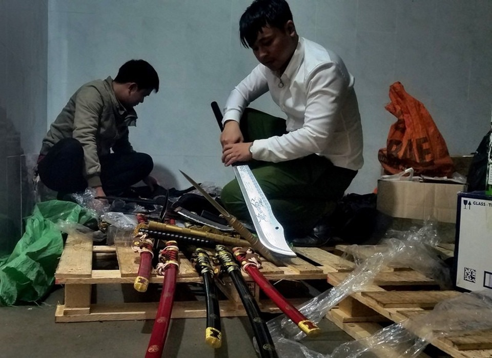 Vũ khí “nóng” và công cụ hỗ trợ ẩn trong cửa hàng tạp hóa - 1 Nhiều loại kiếm bị phát hiện trong cửa hàng tạp hóa