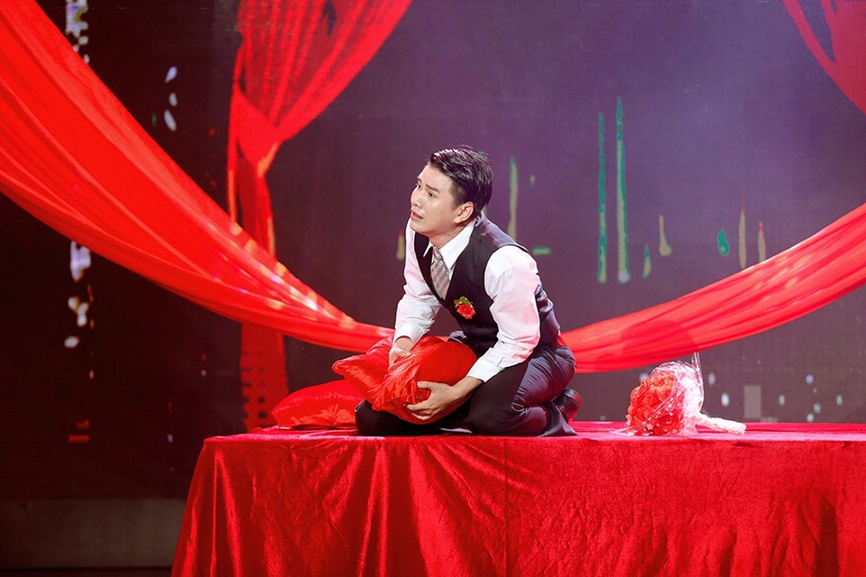 Trong vở kịch này, Vũ Mạnh Cường “lột xác” để hoàn thành trọn vẹn tính cách của nhân vật phản diện nhưng đáng thương. Cơ mặt, các động tác của anh truyền tải được hai phần ác và thiện tồn tại trong nhân vật mà anh hóa thân. Sau đó, vì quá nhập tâm tiết mục này, Vũ Mạnh Cường ngất lịm trên sân khấu đến khi Nguyên Khang đánh thức anh dậy.