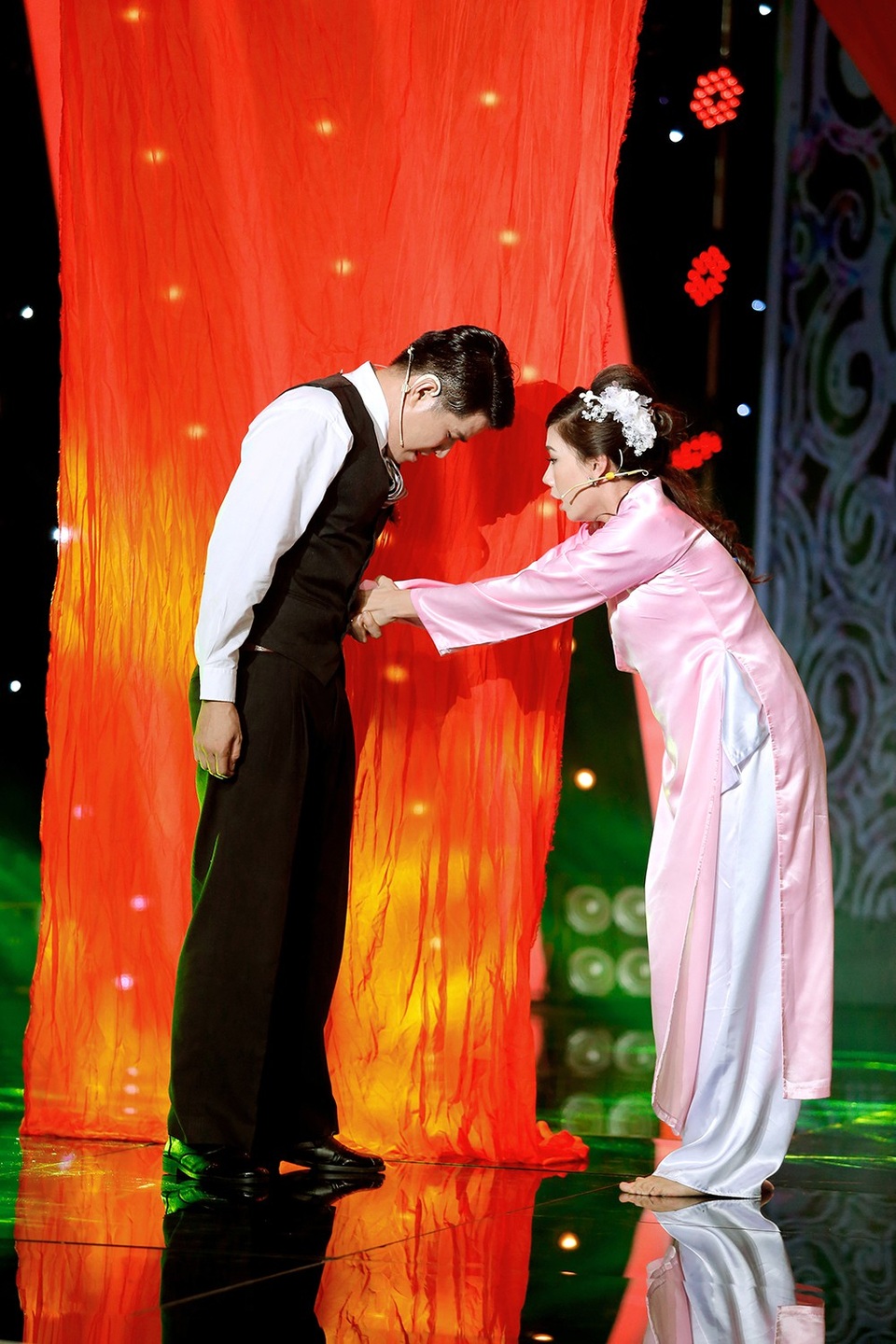 Lúc này mới lật ra sự thật chính Thành vì quá yêu và muốn chiếm đoạt Hương nên đã lập âm mưu giết chết người yêu cũ của Hương. Hương biết sự thật và muốn trả thù nên chấp nhận lấy Thành và lợi dụng thời cơ để đâm anh.