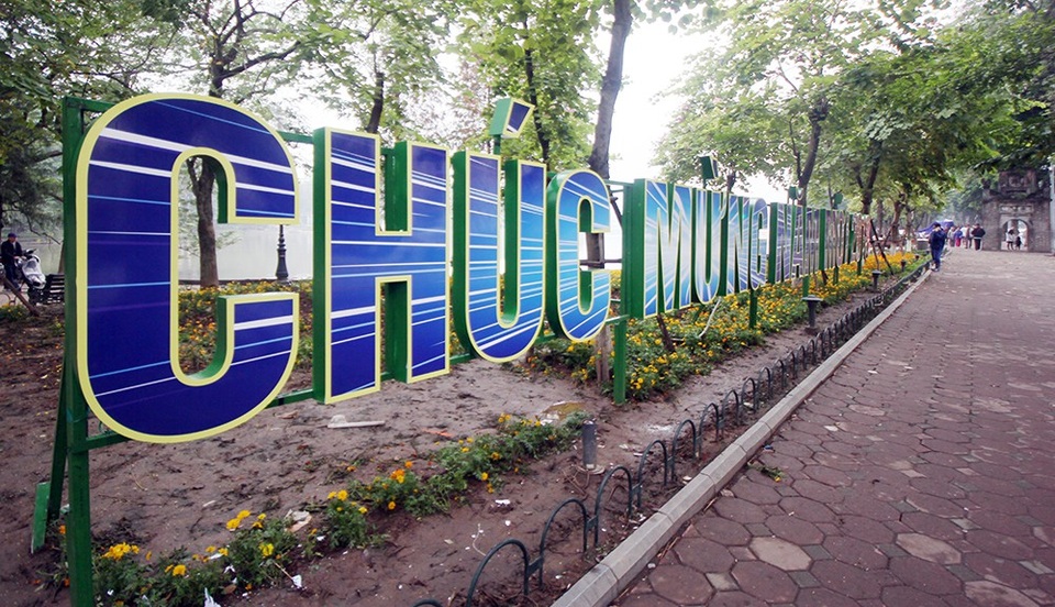 Vườn hoa bên hồ Gươm nát bươm sau Tết Dương lịch - 7
Đằng sau tấm biến chúc mừng năm mới là vườn hoa đã tan nát.