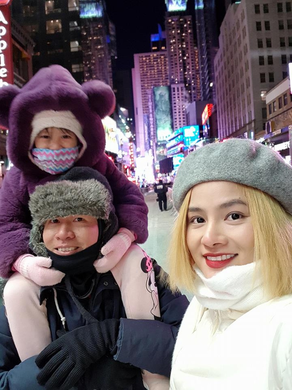 Vũ Thu Phương cùng gia đình đón năm mới ở New York. Và dành lời chúc năm mới đến khán giả: “Chúc cả nhà hạnh phúc mãi với gia đình, nhiều sức khoẻ. Chúc mọi người kiếm tiền thật nhiều. Chúc mừng năm mới!”.