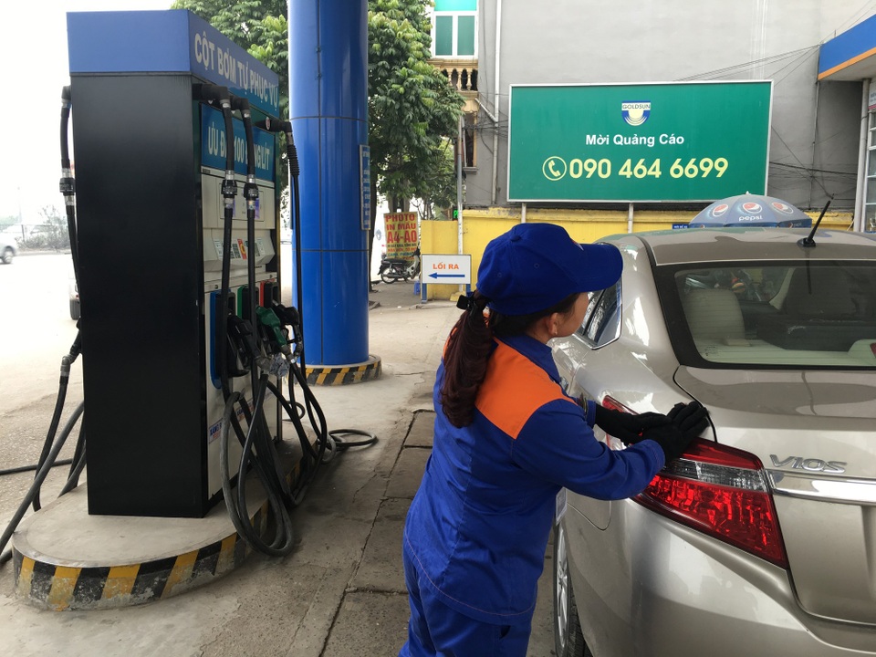 Người Hà Nội bình thản trước việc dừng bán xăng A92 - 2 Người đi ô tô chuộng xăng A95 hơn