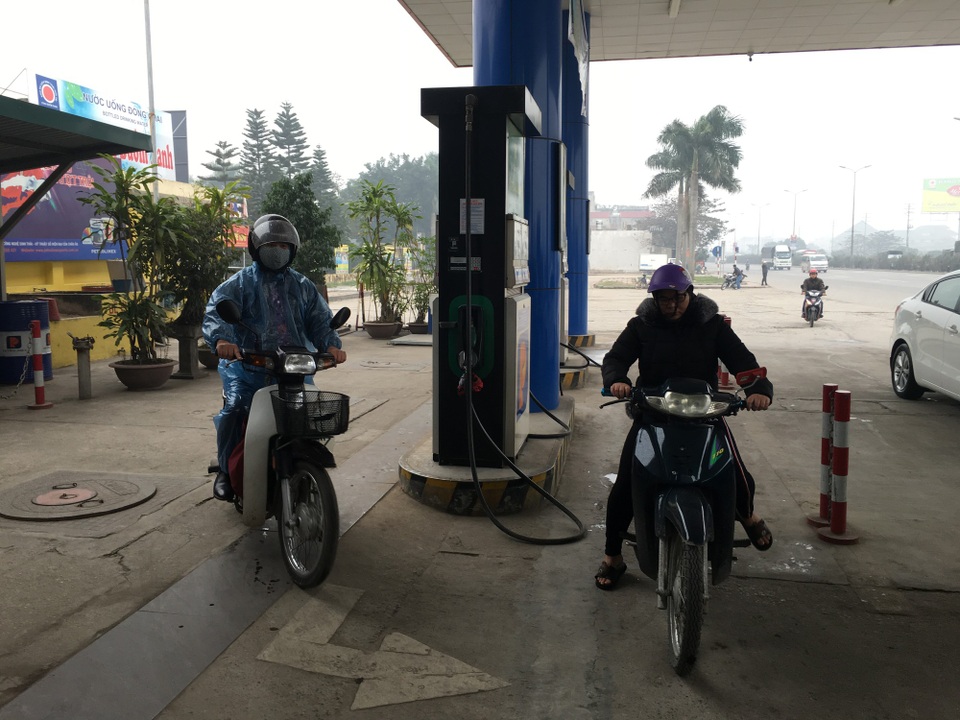 Người Hà Nội bình thản trước việc dừng bán xăng A92 - 1 Người tiêu dùng đi xe máy không quan tâm lắm tới việc chạy xăng nào