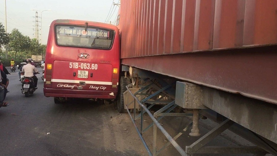 Đề nghị đình chỉ tài xế xe buýt rượt đuổi xe container trên quốc lộ - 1 Xe buýt rượt đuổi container trên quốc lộ 1