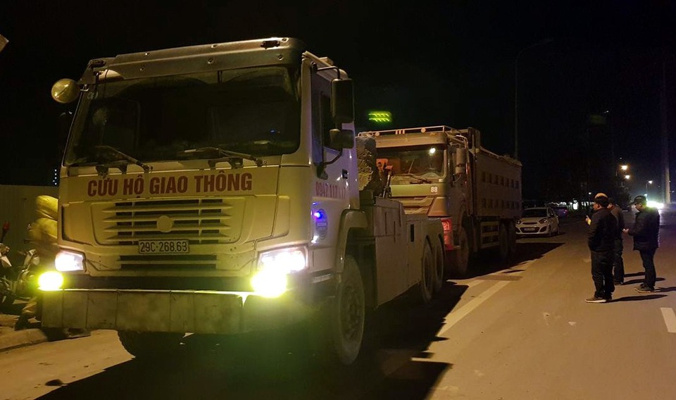 Hà Nội: Xe tải bị CSGT cẩu đi sau 5 tiếng “câu giờ” - 3 Xe cẩu được điều đến, kéo chiếc xe tải về tạm giữ.