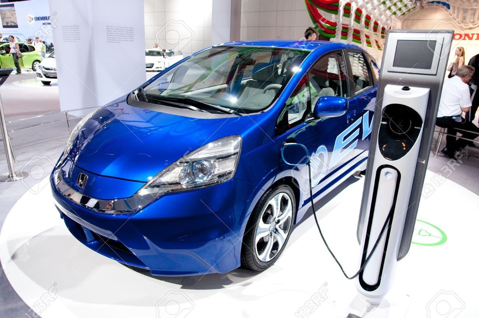 Các doanh nghiệp ô tô không đồng tình việc Bộ Tài chính chỉ ưu đãi thuế TTĐB đối với xe Hybrid có sạc riêng (sạc ngoài)