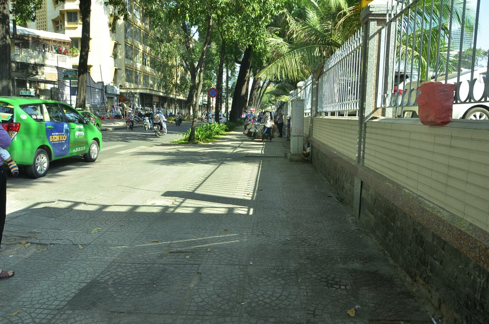 Vỉa hè đường Nguyễn Du, vách bệnh viện Nhi Đồng 2 đã sạch thoáng khi bãi xe ở đây bị giải toả
