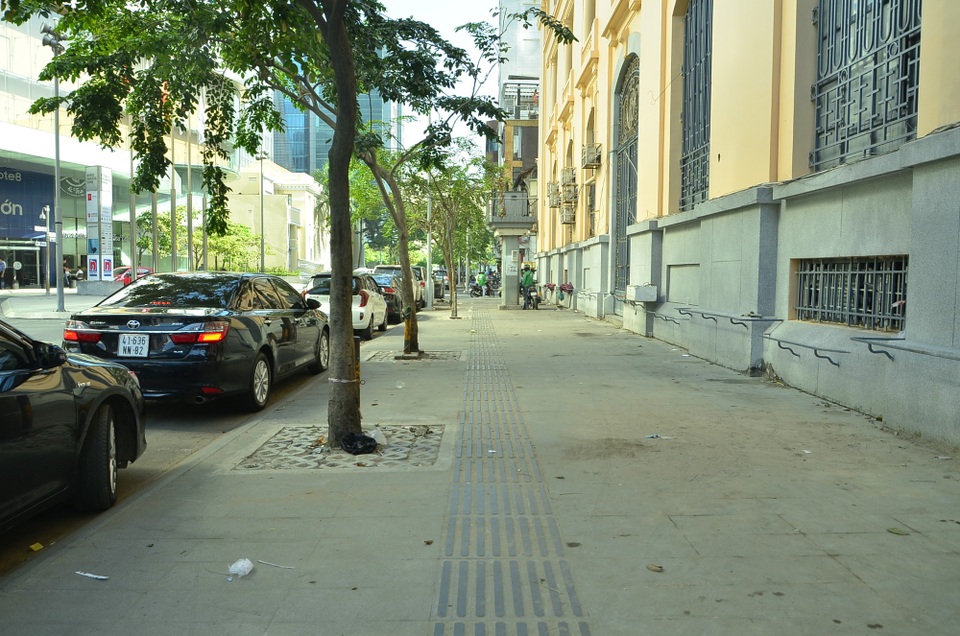 Bãi xe trên vỉa hè đường Hải Triều trước toà nhà Bitexco đã sạch bóng