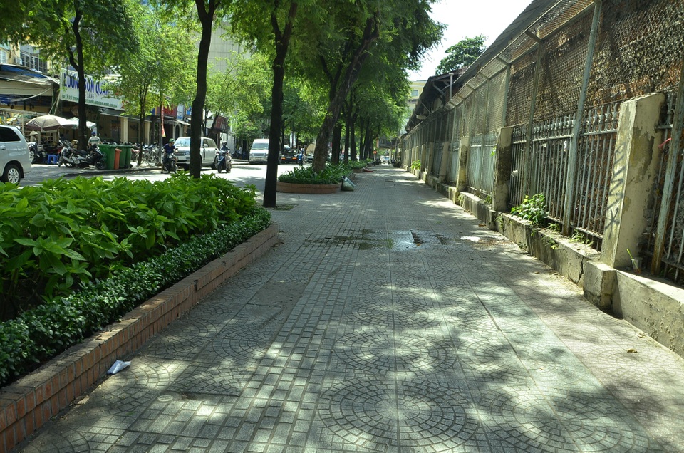 Vỉa hè đường Lý Tự Trọng, vách Bệnh viện Nhi Đồng 2 (phường Bến Nghé)