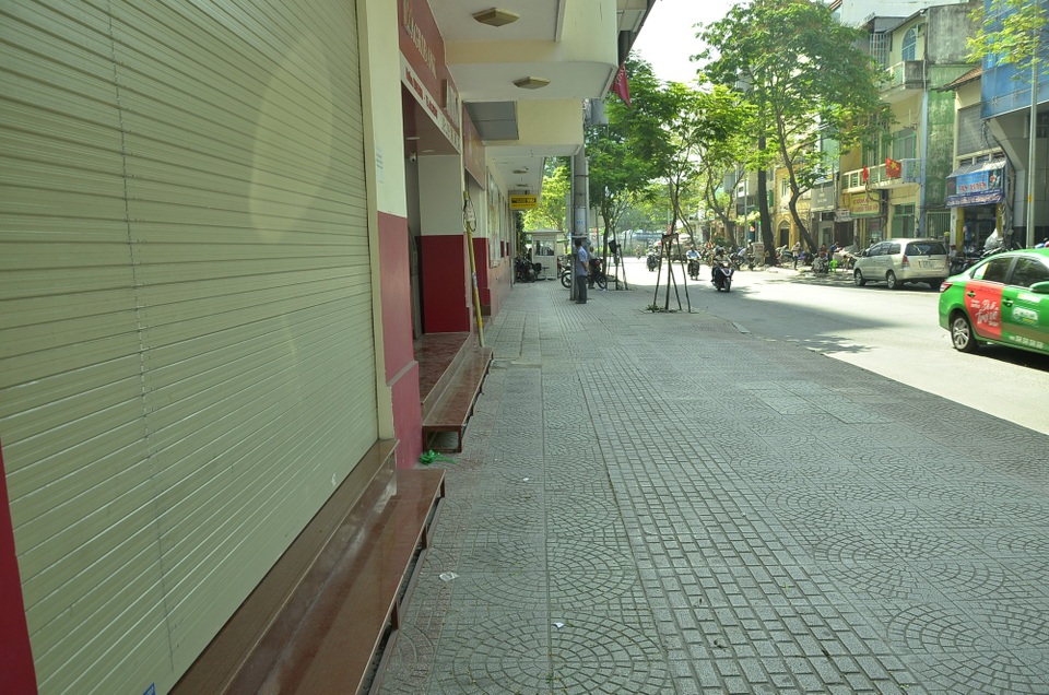 Vỉa hè trước số 2 Phó Đức Chính, phường Nguyễn Thái Bình rộng thênh thang khi bãi xe ở đây bị dẹp