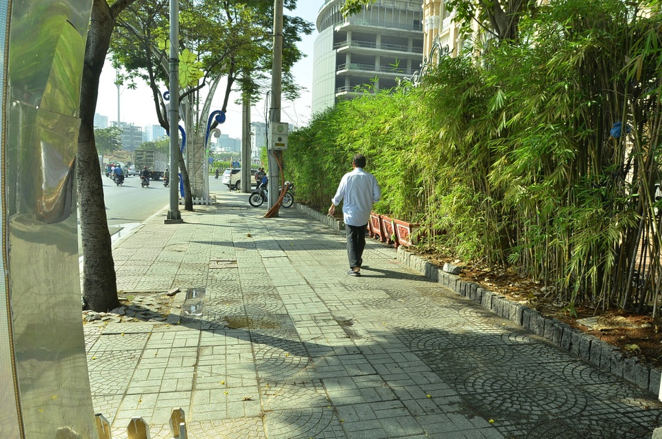 Vỉa hè Tôn Đức Thắng (vách số 2 Hàm Nghi) cũng trở nên thông thoáng khi bãi giữ xe 2 bánh ở đây không còn