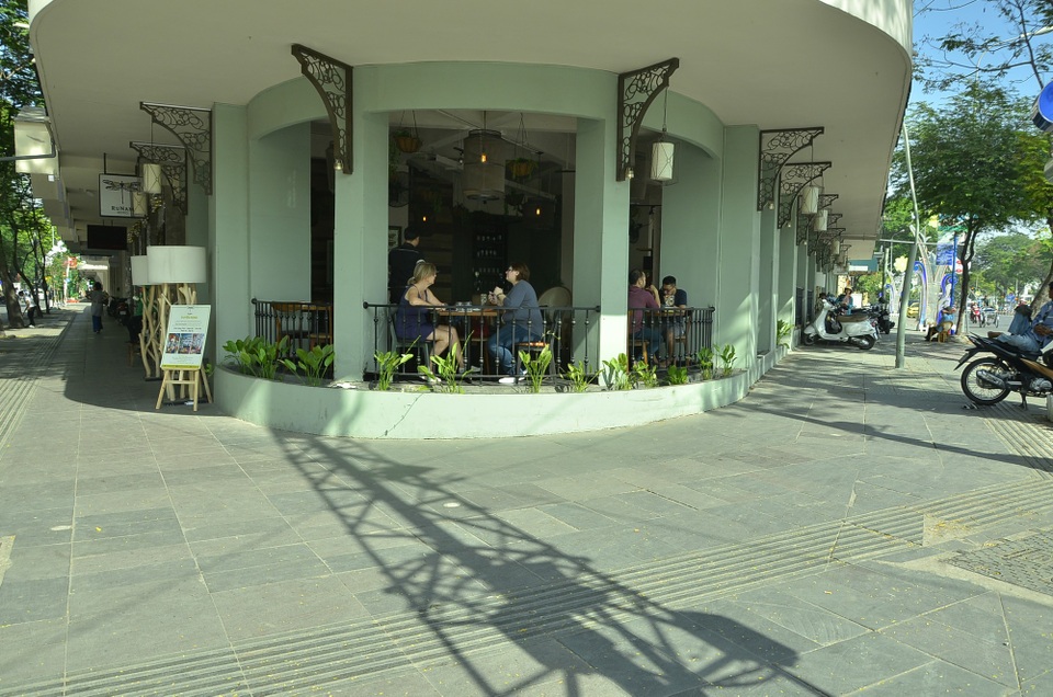 Vỉa hè đường Tôn Đức Thắng (vách 2-4-6 Đồng Khởi) đã thông thoáng sau khi bãi xe ở đây bị dẹp bỏ