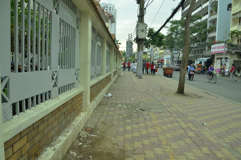 Vỉa hè đường Nguyễn Khắc Nhu (vách trường Lương Thế Vinh, phường Cô Giang) sáng nay 13/1