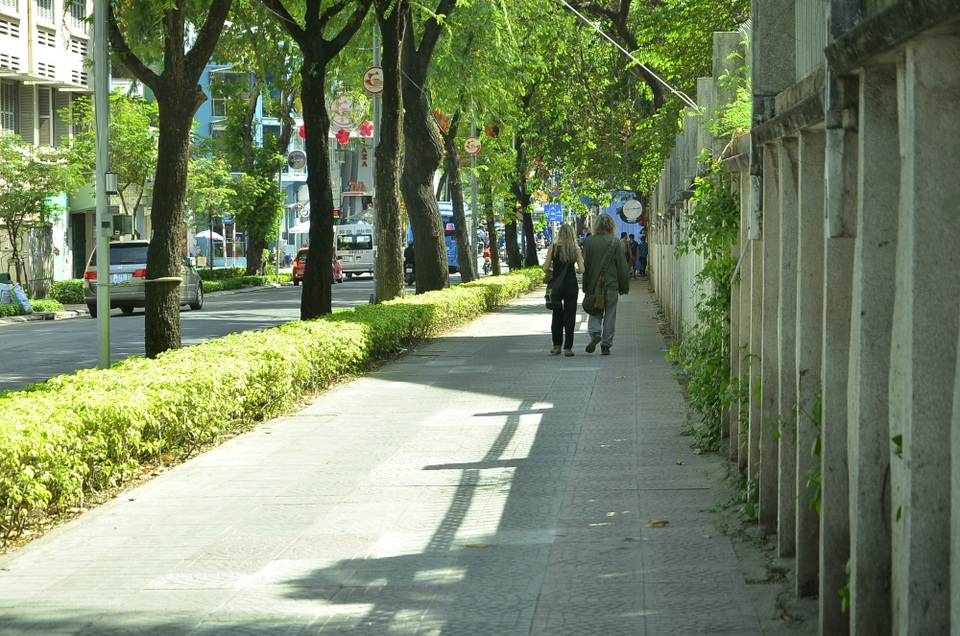 Người đi dân vô tư đi bộ trên vỉa hè đường Nam Kỳ Khởi Nghĩa rộng thênh thang