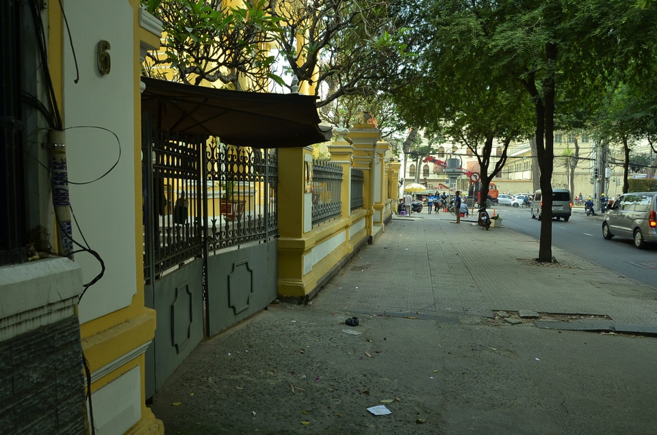 Vỉa hè trước số 6 Lý Tự Trọng cũng không còn bãi xe