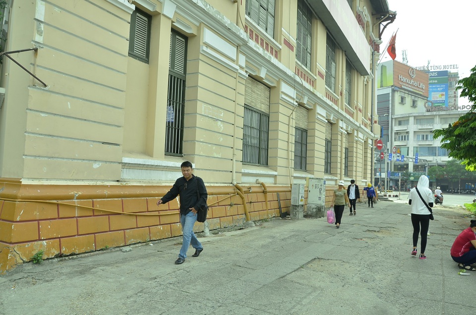 Vỉa hè đường Huỳnh Thúc Kháng và vỉa hè vòng xoay Quách Thị Trang (vách Tổng công ty đường sắt) đã thông thoáng khi bãi xe ở đây được dẹp bỏ